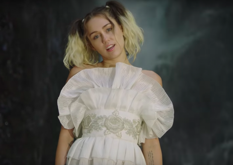Until climate change is solved, Miley Cyrus refuses to have kids