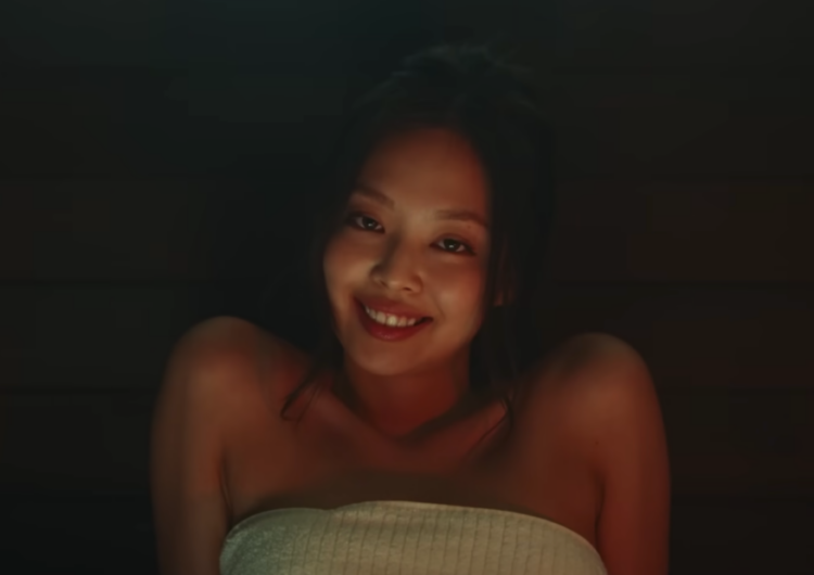 We’re living for Jennie’s devilish grin in ‘The Idol’s’ new trailer