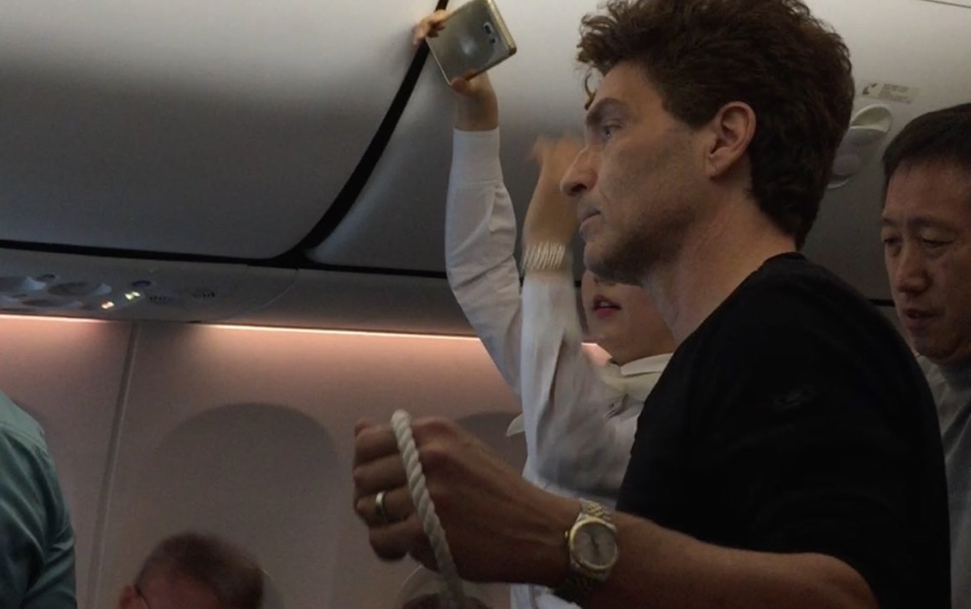 Richard Marx Subdues Unruly Passenger On An Airplane, Hopes You’d Do The Same Too