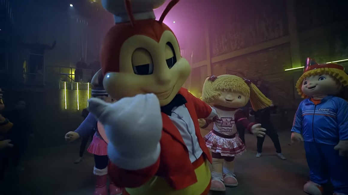 So this fast food mascot and Upeepz just had an epic dance battle